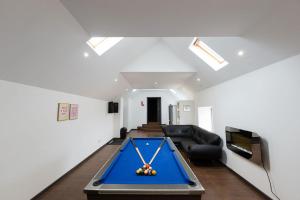 Woodside Barn Sleeps 14 with Hot Tub