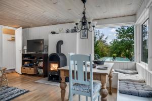 Cozy Holiday Home With Terrace And Wood-Burning Stove Close To The Water