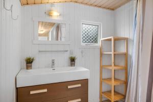 Cozy Holiday Home With Terrace And Wood-Burning Stove Close To The Water