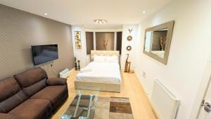 Lovely Self Contained Studio Near Airport