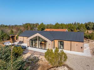 Luxury Holiday Home With Outdoor Hot Tub, Outdoor Sauna And Activity Room For 16 People