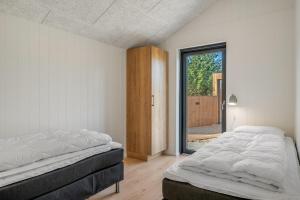 Luxury Holiday Home With Outdoor Hot Tub, Outdoor Sauna And Activity Room For 16 People