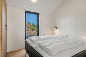 Luxury Holiday Home With Outdoor Hot Tub, Outdoor Sauna And Activity Room For 16 People