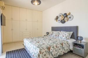 3 Bedroom Spacious & Modern Apartment with Patio