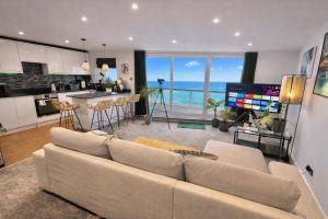 Stunning Sea View Two Double Bedroom Apartment - With Balcony - Opposite Beachfront Walk