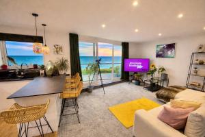 Stunning Sea View Two Double Bedroom Apartment - With Balcony - Opposite Beachfront Walk