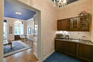 Old Town apt, Charles Bridge 3 min, Private garden, Parking, Breakfast in Knight hall