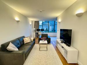 Designer 1 Bed Flat in Iconic Building