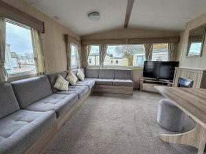 Wonderful Dog-Friendly Caravan At Kessingland Beach In Suffolk Ref 90033Bc