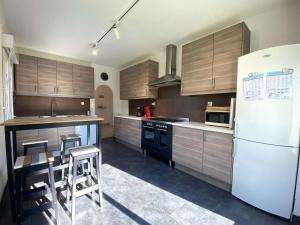 Grande Maison Familiale à Trégastel avec Jardin Clos, Terrasse et WIFI - FR-1-368-393