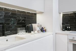 Golden Apartments Warsaw - Luxury 2-Bedroom, Mennica Residence&166