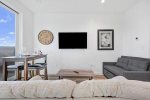 Peaceful Retreat - City Views, Close to Broadway