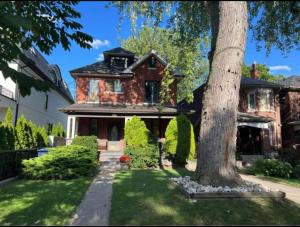 Cozy Toronto Apt Steps from High Park