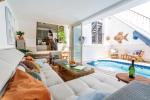 The Beach House - Central location - Private Plunge Pool - Roof Terrace - 100m to Beach