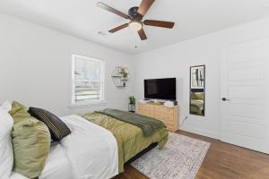 Modern 5BR Near West Midtown,Fire Pit,Pet Friendly
