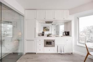 Lux 1BR Yorkville Condo Fast WiFi and Work Desk