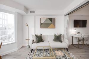 Lux 1BR Yorkville Condo Fast WiFi and Work Desk
