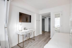 Lux 1BR Yorkville Condo Fast WiFi and Work Desk