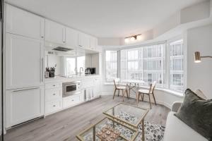 Lux 1BR Yorkville Condo Fast WiFi and Work Desk