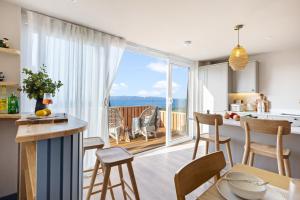 The Lookout - Coastal Calm with Panoramic Sea Views