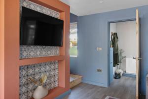 The Lookout - Coastal Calm with Panoramic Sea Views