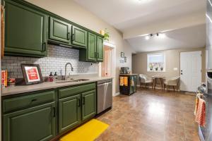 KC Explorer - Walkable 39th St Bungalow Parking