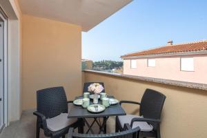 Apt Xenia Walk To Beach with Balcony - Happy Rentals