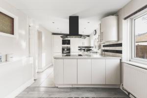 Spacious 4BDR House with Parking by Heathrow