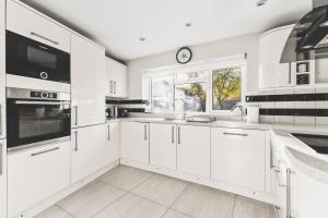 Spacious 4BDR House with Parking by Heathrow