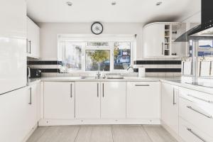 Spacious 4BDR House with Parking by Heathrow