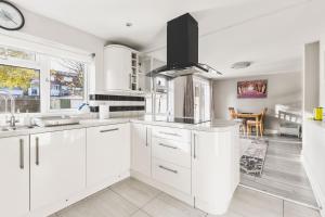 Spacious 4BDR House with Parking by Heathrow
