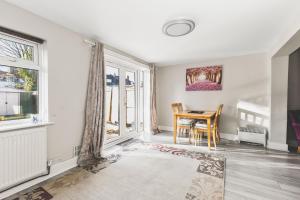 Spacious 4BDR House with Parking by Heathrow