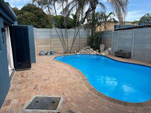 Blue Moon Cozy Poolside Bachelor Flat