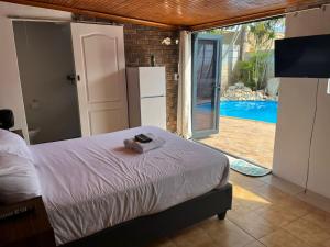 Blue Moon Cozy Poolside Bachelor Flat