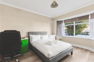 Spacious 4BDR House with Parking by Heathrow