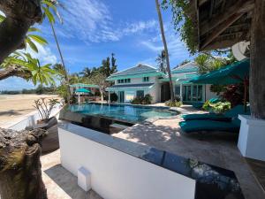 Villa Sunrise - Golden Beachfront