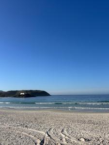 100 m da Praia do Forte com AR e Wi Fi.