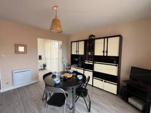 Appartement 2 étoiles à 50m de la plage avec balcon et parking privé - FR-1-619-143