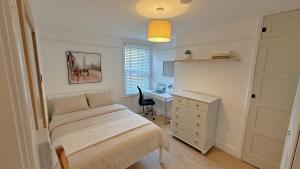 Modern 3 Bed, 2 Bath House in Central Canterbury