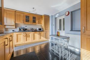 Stylish & Elegant Home by D3 Short Stay, Guests 6, High Speed Free Wi-Fi, Garden & Parking Free!