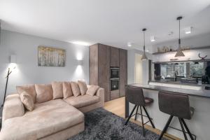 Kensington 1 Bedroom Apartment, Patio, Coffee, Easy London Access!