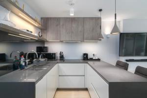 Kensington 1 Bedroom Apartment, Patio, Coffee, Easy London Access!