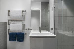 Kensington 1 Bedroom Apartment, Patio, Coffee, Easy London Access!