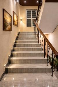 Hotel Atlantiis Suites By Signature StayZ Rathyatra Near Vishwanath Temple