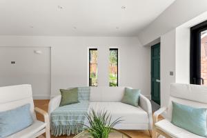 3 Bed House near Purley, by ARP Homes, Free Parking, Ideal for Long Stays & Insurance Bookings