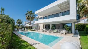 VACATION MARBELLA I Villa Fleur, Rooftop Hot Tub, Heated Pool, Sauna, Cine, GYM, Sea View, Close to The Beach