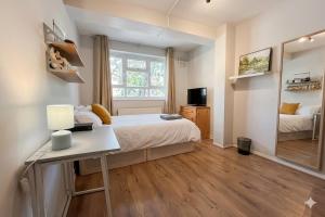 Spacious 4BR Home in Southfields - 5 Beds, Wifi and Parking