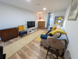 Bright cottage, sleeps 4, near trails, own parking
