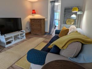Bright cottage, sleeps 4, near trails, own parking