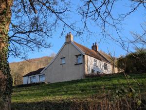 Bright cottage, sleeps 4, near trails, own parking